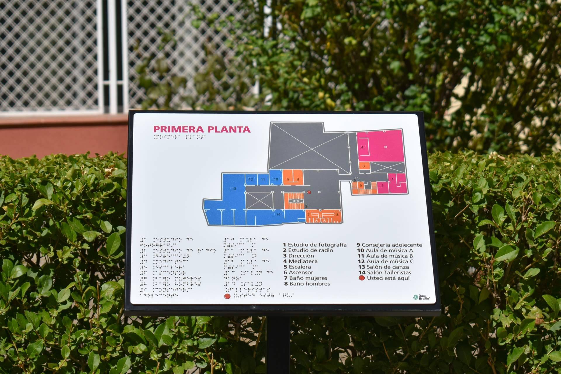 La accesibilidad en espacios inclusivos se refuerza con el uso de planos hápticos en edificios