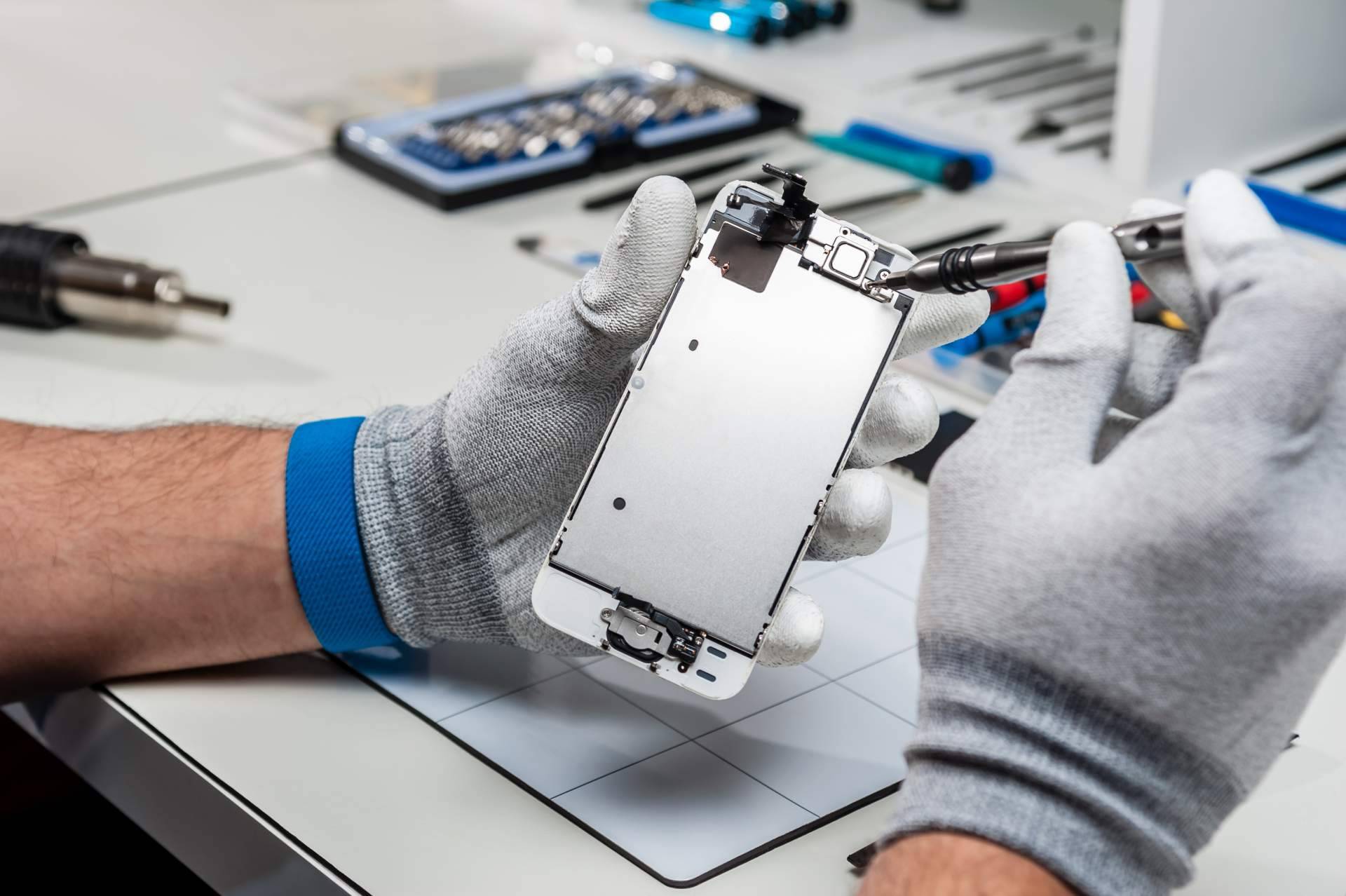 El aprendizaje práctico en reparación de móviles facilita el camino hacia un futuro como técnico autónomo