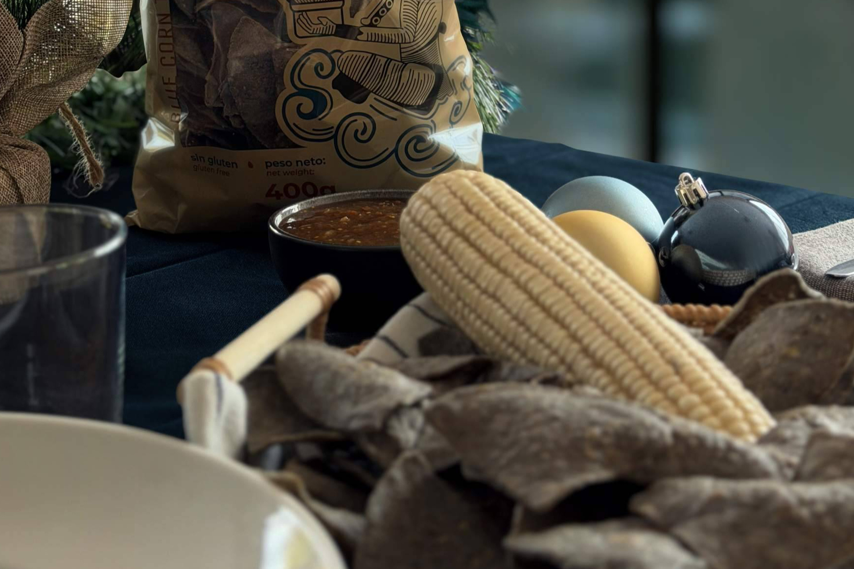 El secreto de una mesa festiva diferente en Navidad son los totopos azules de Maíz Maya