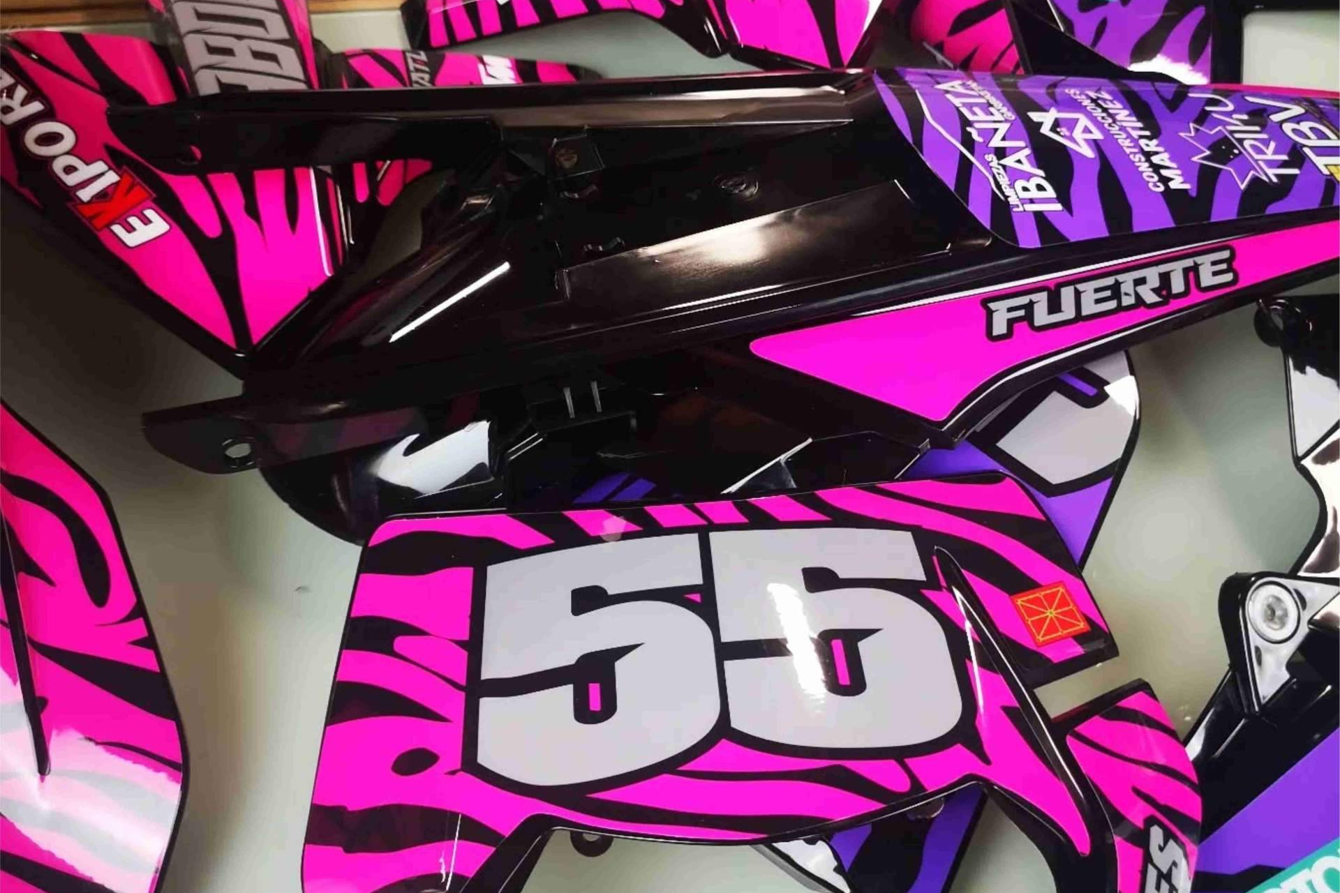 Adhesivos para motos resistentes y personalizables, el enfoque de ADHESIVOS EMBARRADOS en el sector off-road