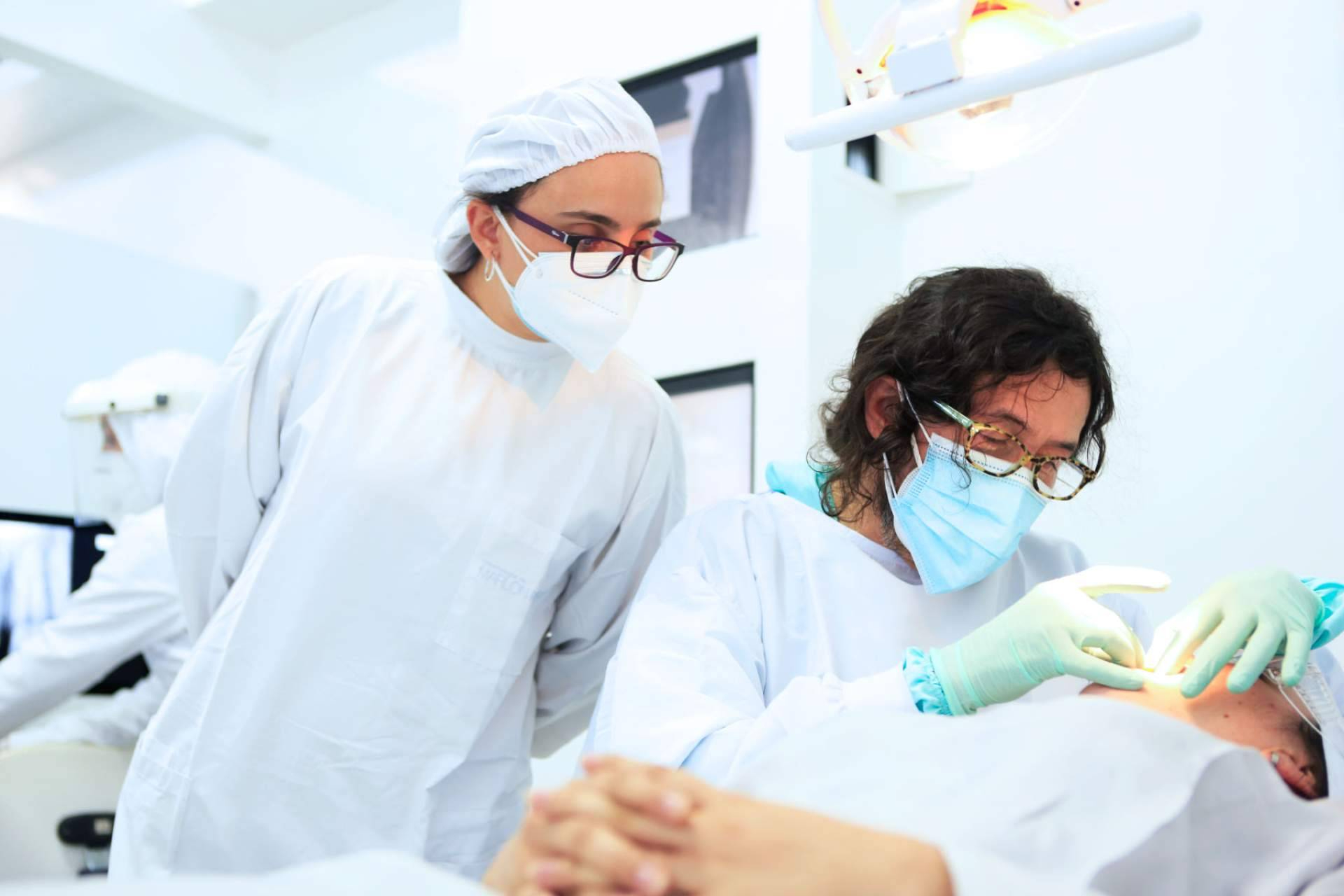 Marlon Becerra marca las tendencias 2025 en implantes dentales, ortodoncia y diseño de sonrisa