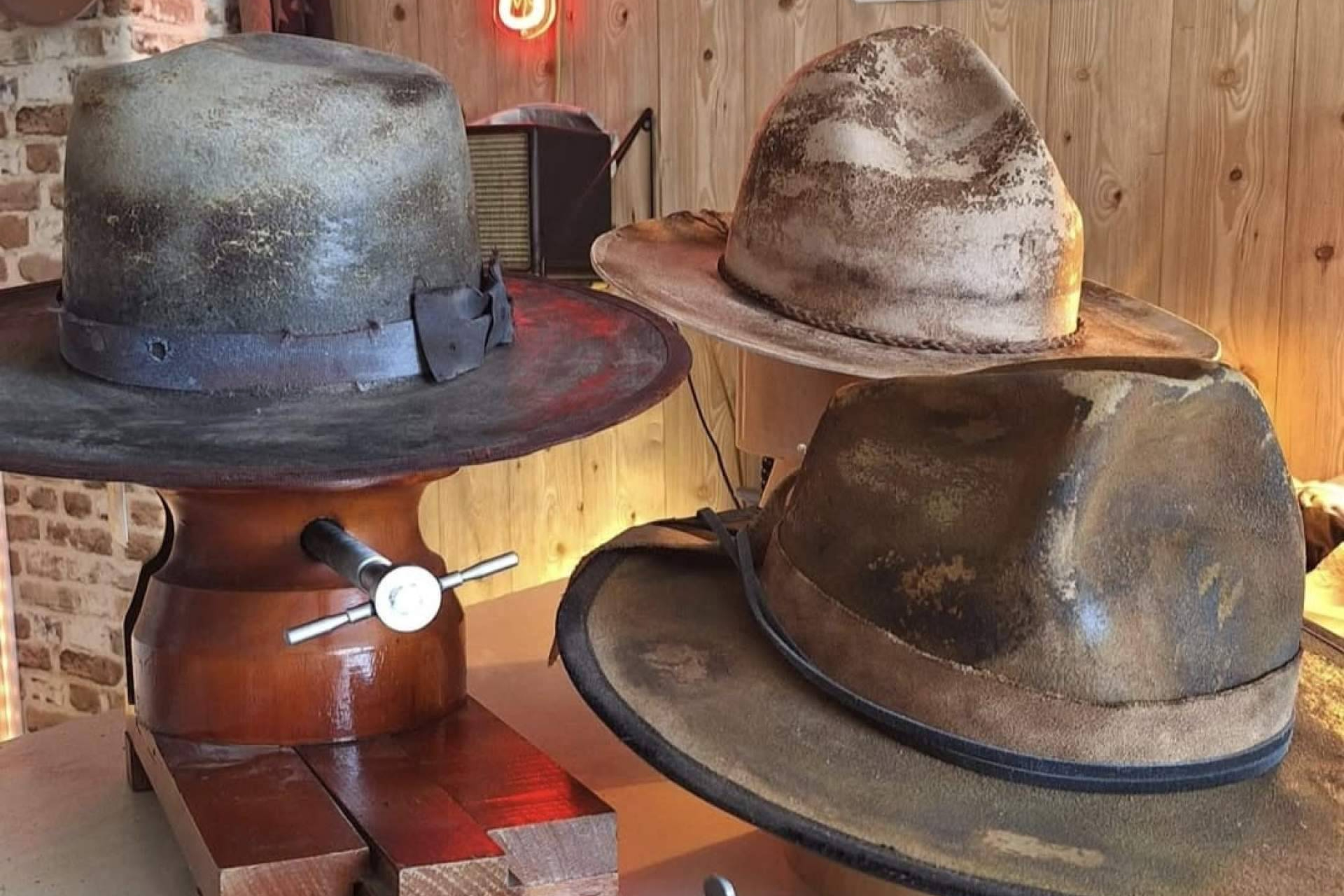El taller español detrás de los icónicos sombreros de The Walking Dead