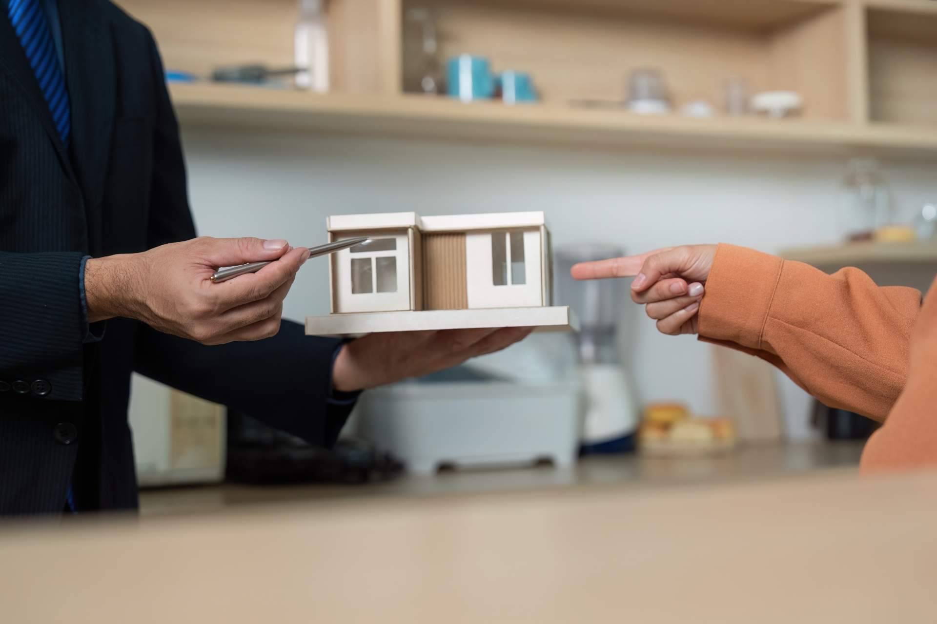 Comprar o vender un inmueble sin abogado puede salir caro, advierten expertos