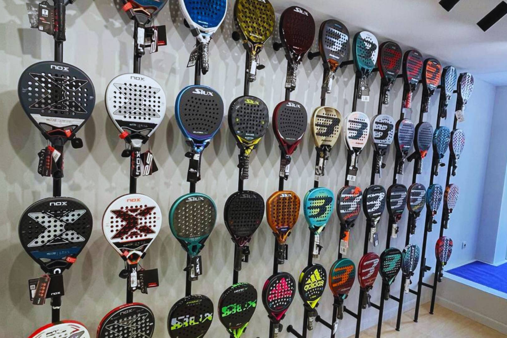 Las palas de pádel para regalar ganan protagonismo como opción deportiva personalizada