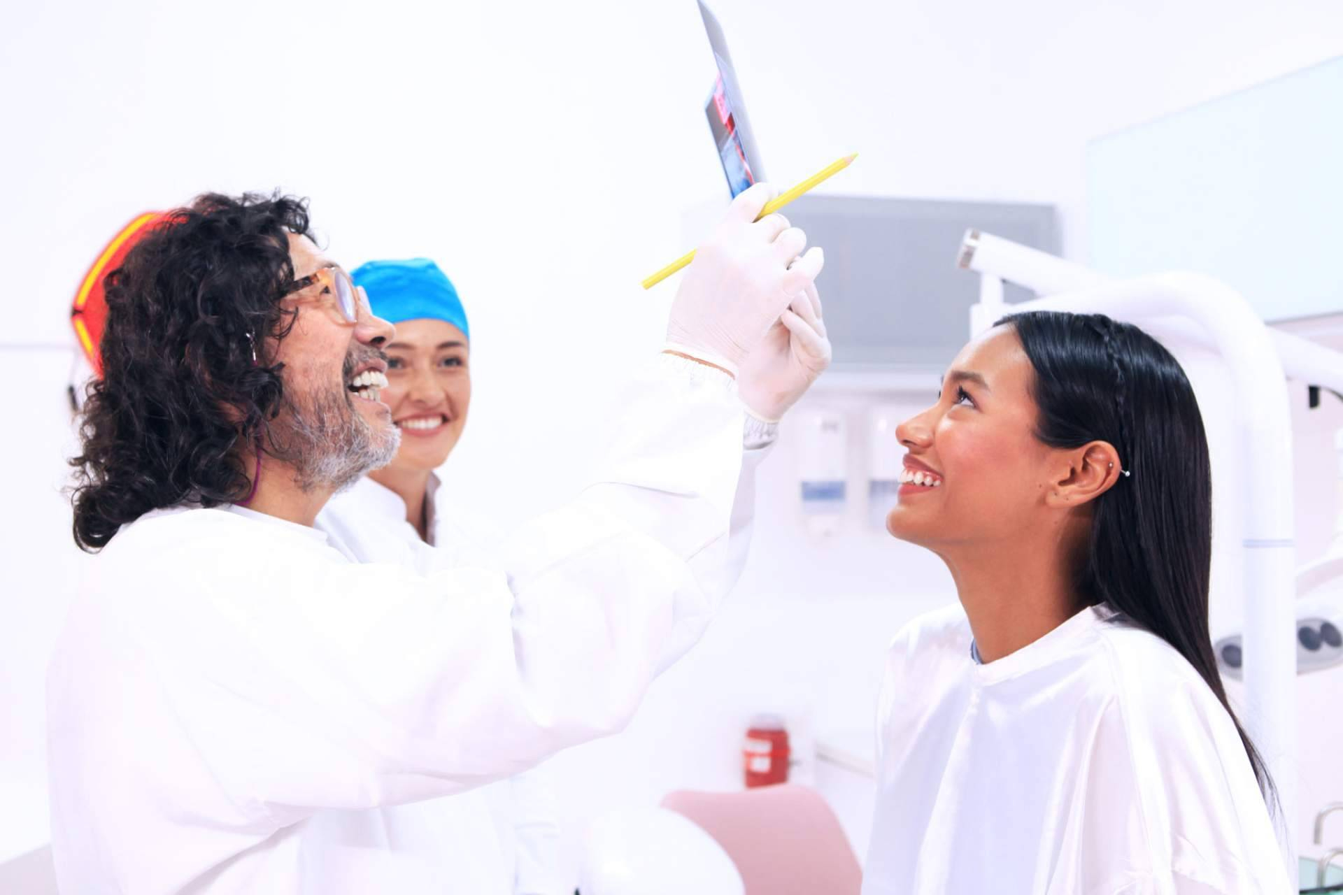 Clínicas dentales y salud oral, el papel de los implantes dentales en la recuperación funcional y estética