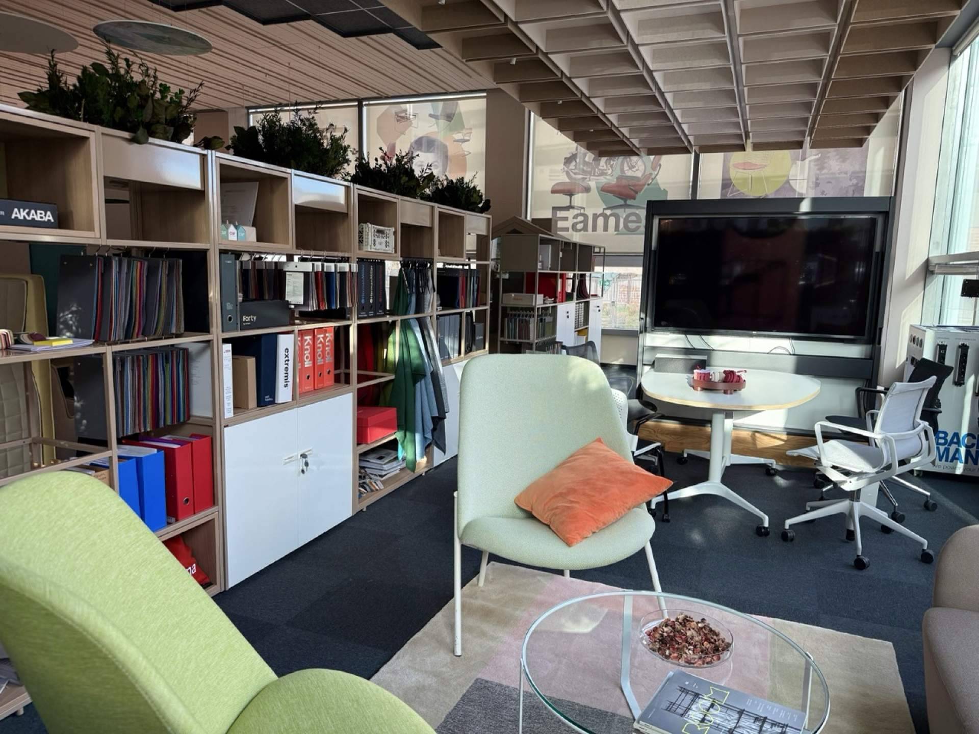Distrito HM inaugura en Madrid un showroom ampliado que integra mobiliario, acústica, suelos e iluminación