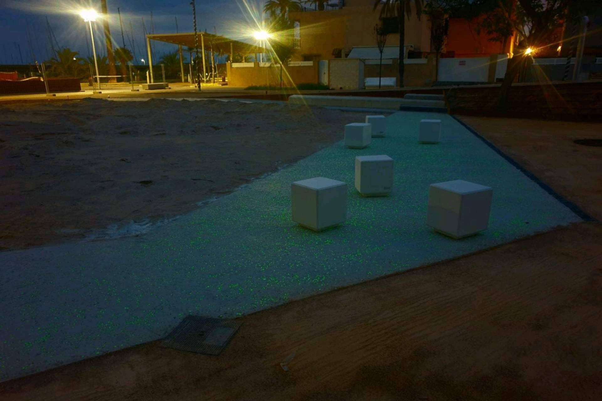 Abadecom Urban lleva el árido fotoluminiscente a nuevas obras del litoral alicantino y norte español