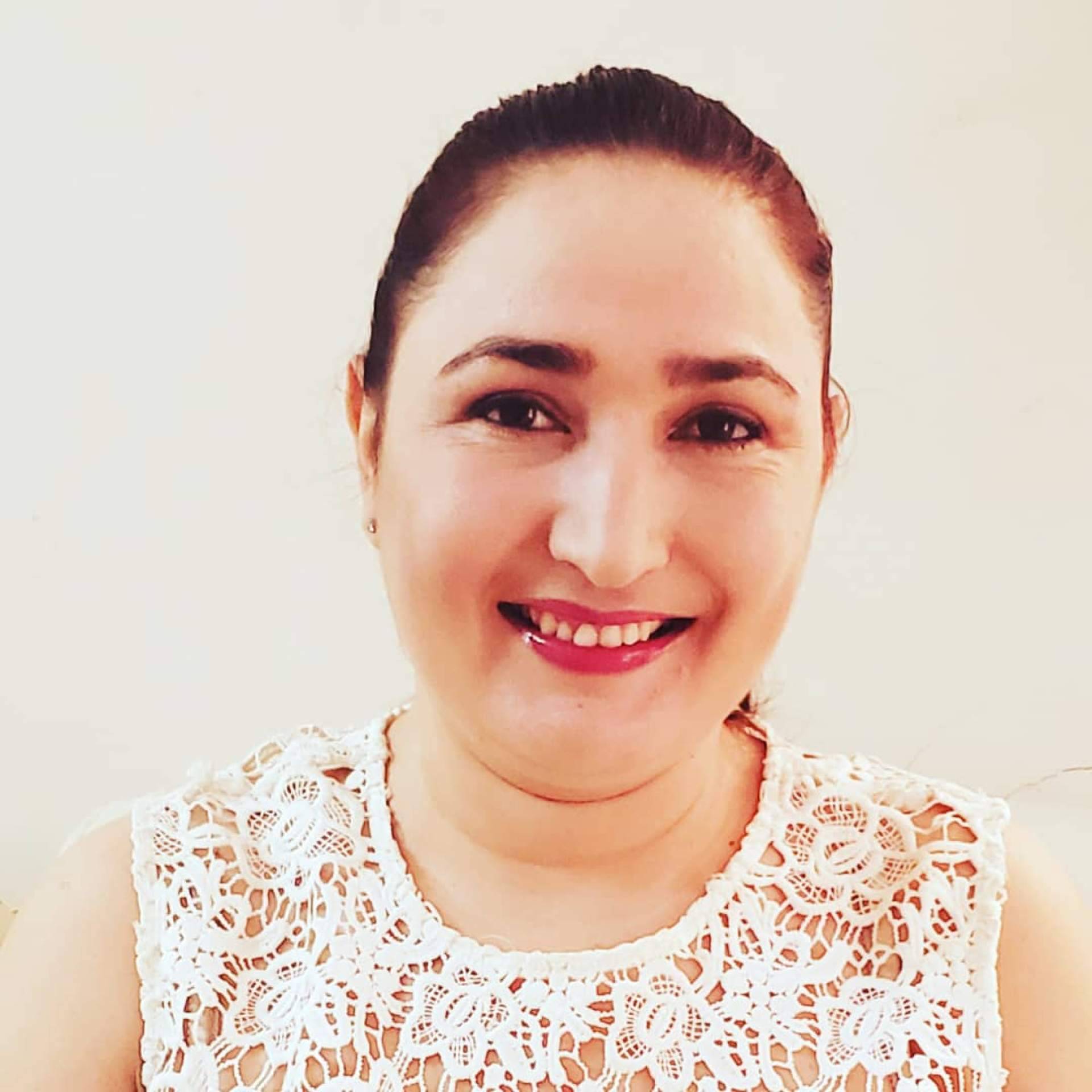 Melissa Calle convierte el desamor en palabra; un viaje poético hacia la dignidad en Solo a veces.