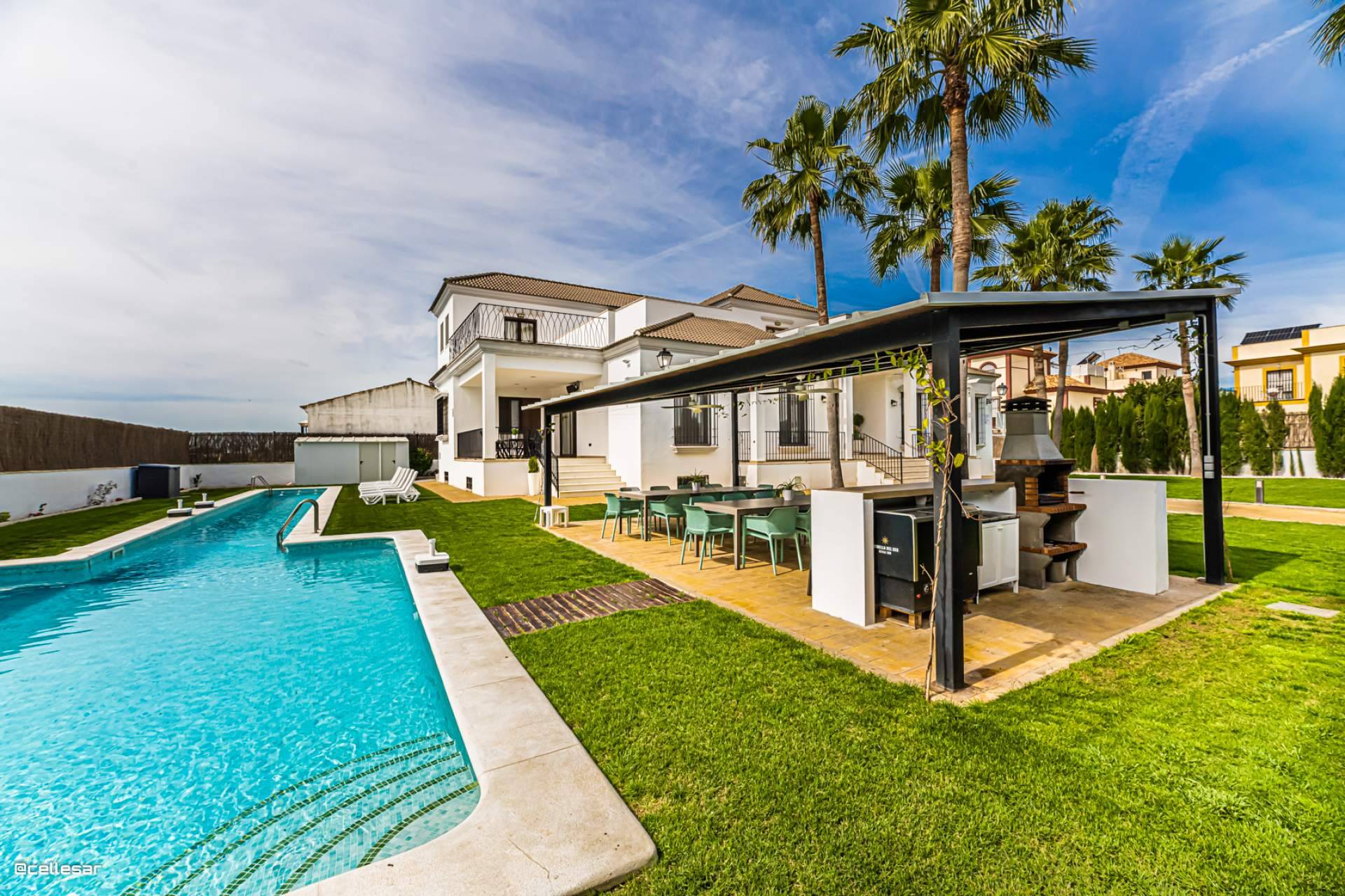 Una villa en alquiler en Sevilla pensada para grupos; 9 baños, jacuzzi y sala de juegos