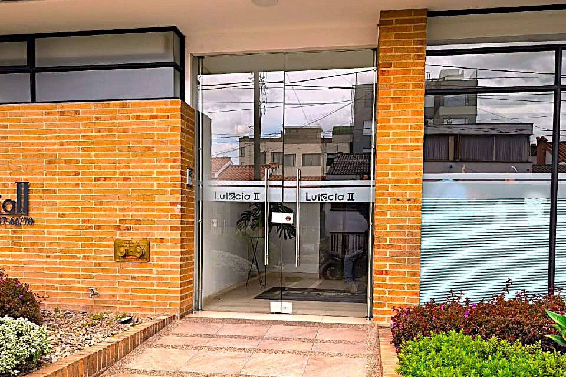 TESLA ARQUITECTURA SAS; 15 años elevando el nivel técnico en puerta de vidrio y fachadas de vidrio