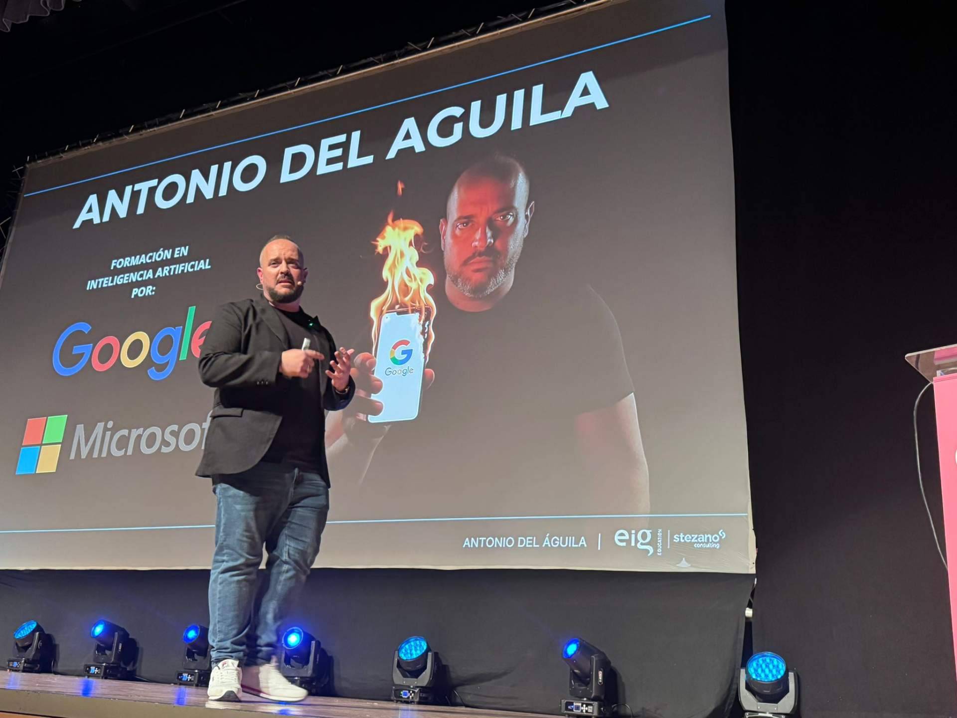 Antonio del Águila reúne a 2.000 asistentes en Granada con una formación de IA aplicada a la empresa