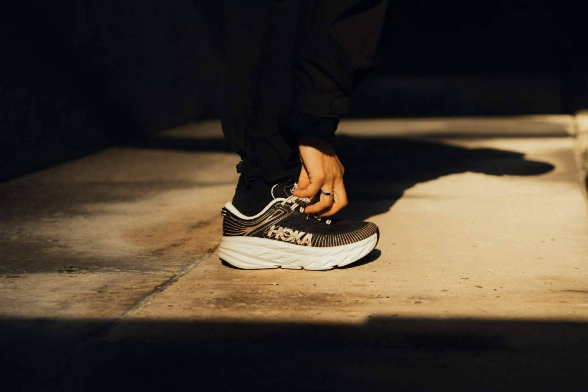 Por qué la ‘Bondi 7’ se ha convertido en la zapatilla del confort urbano
