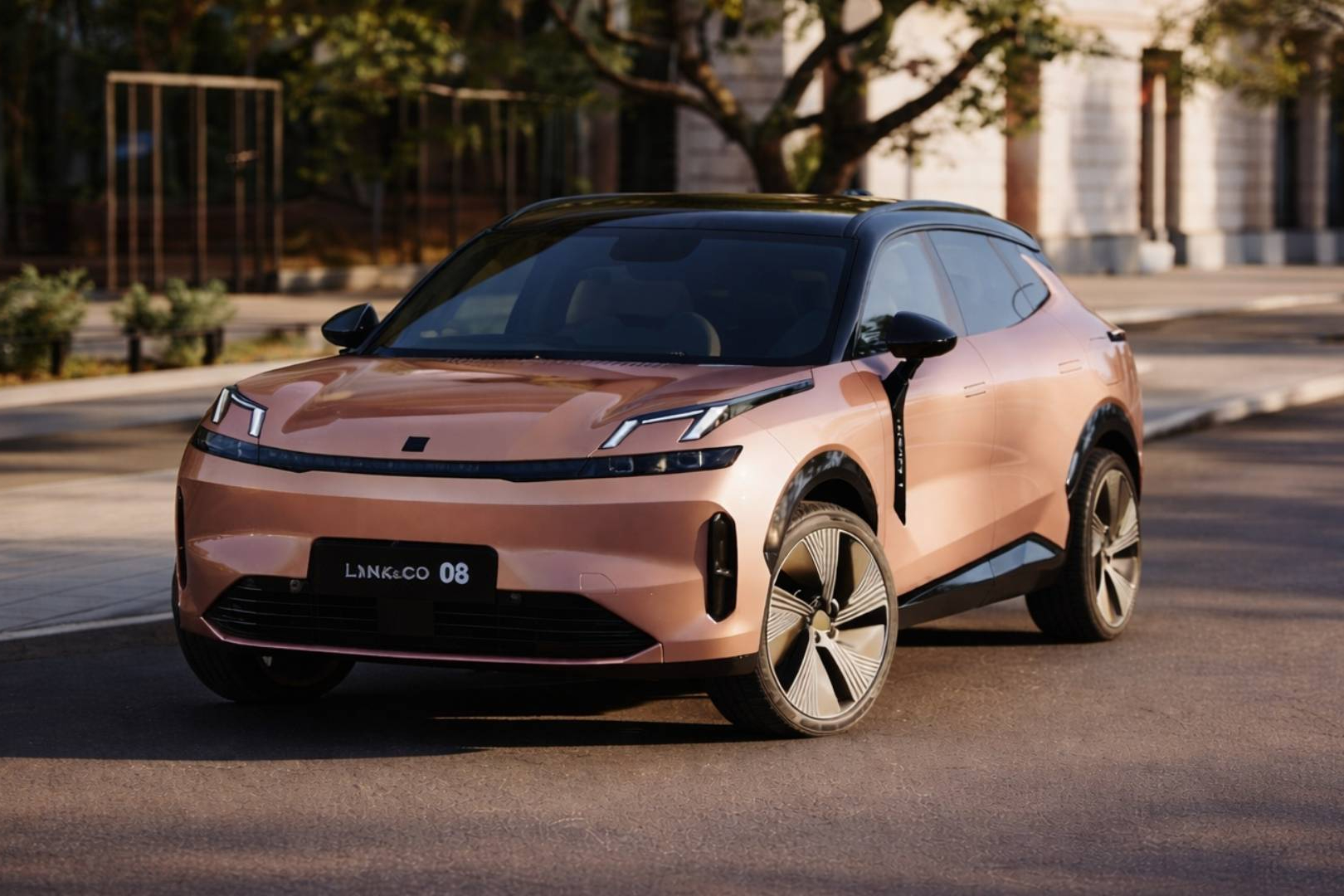 Lynk & Co impulsa su gama en Europa con el híbrido enchufable 08 y el eléctrico 02