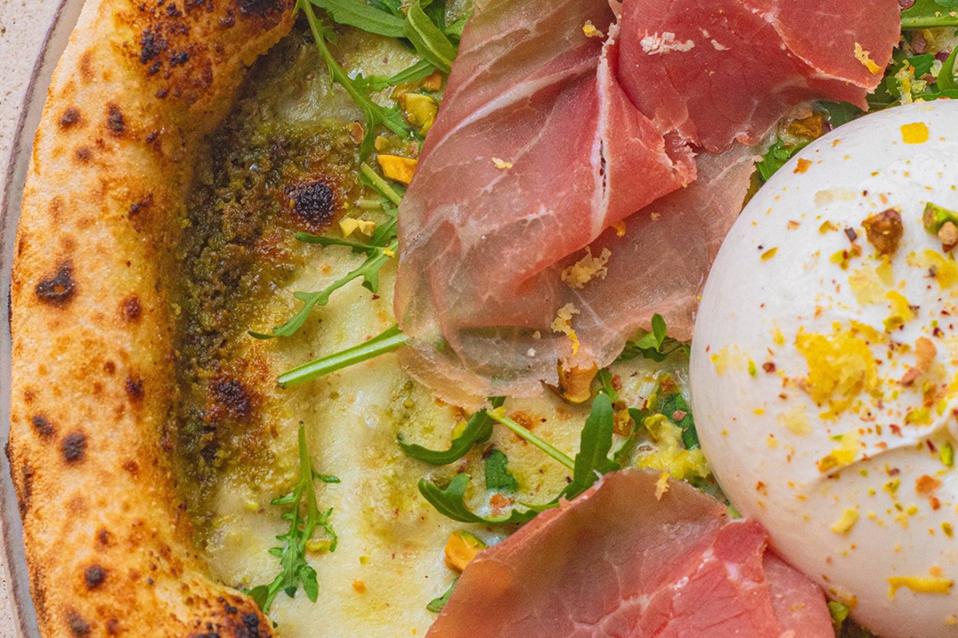 Cocktails y pizza en La Latina; la experiencia italiana que propone Rifugio en Madrid