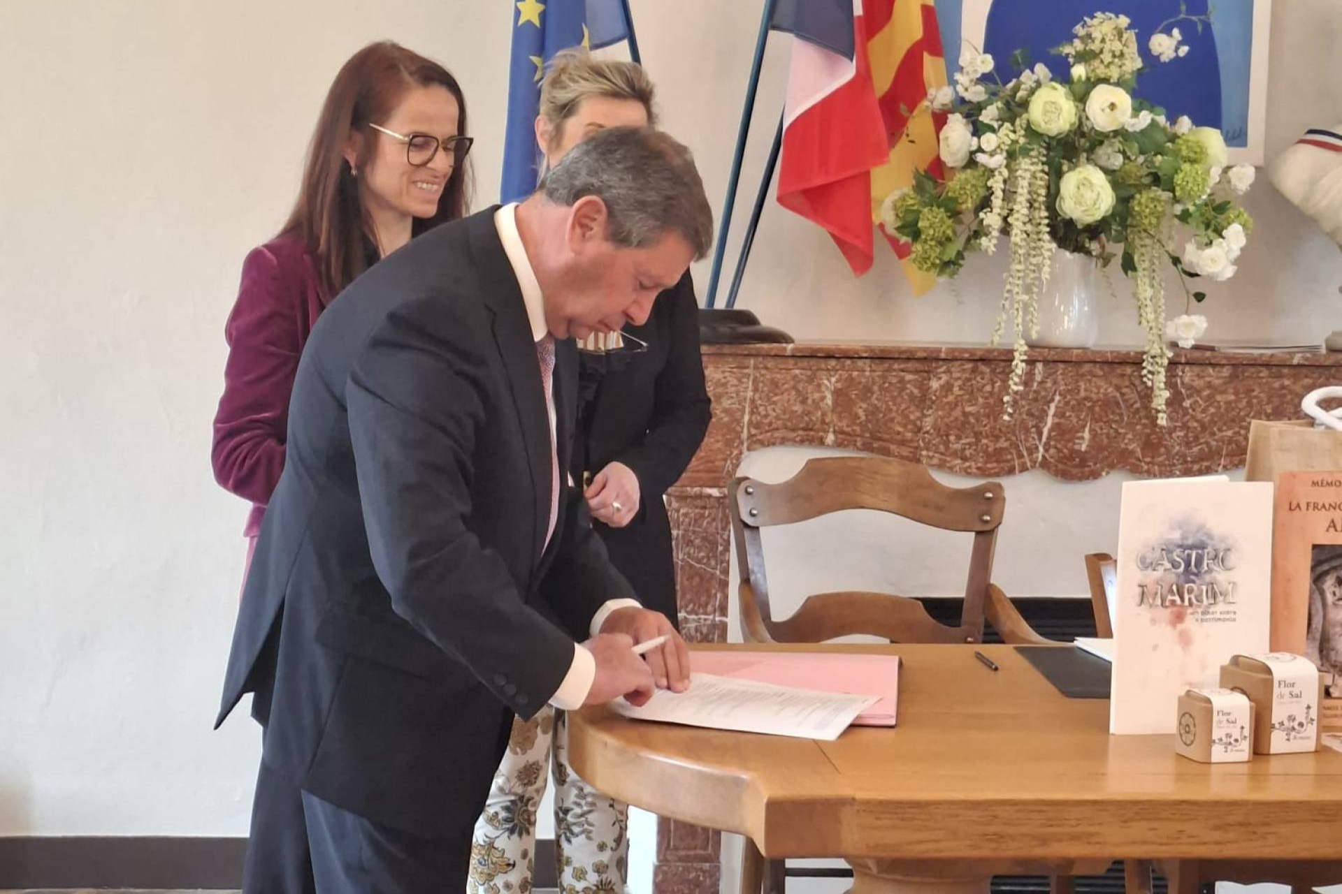 Tejeda sella con Alleins y Castro Marim un hermanamiento nacido en las Fiestas del Almendro en Flor