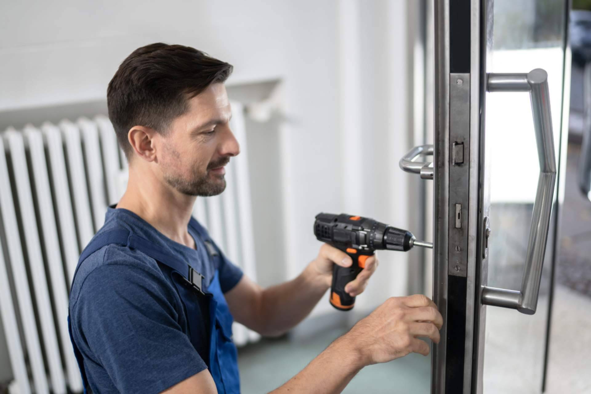 Servicios de apertura de puertas en Madrid con disponibilidad permanente y actuación urgente