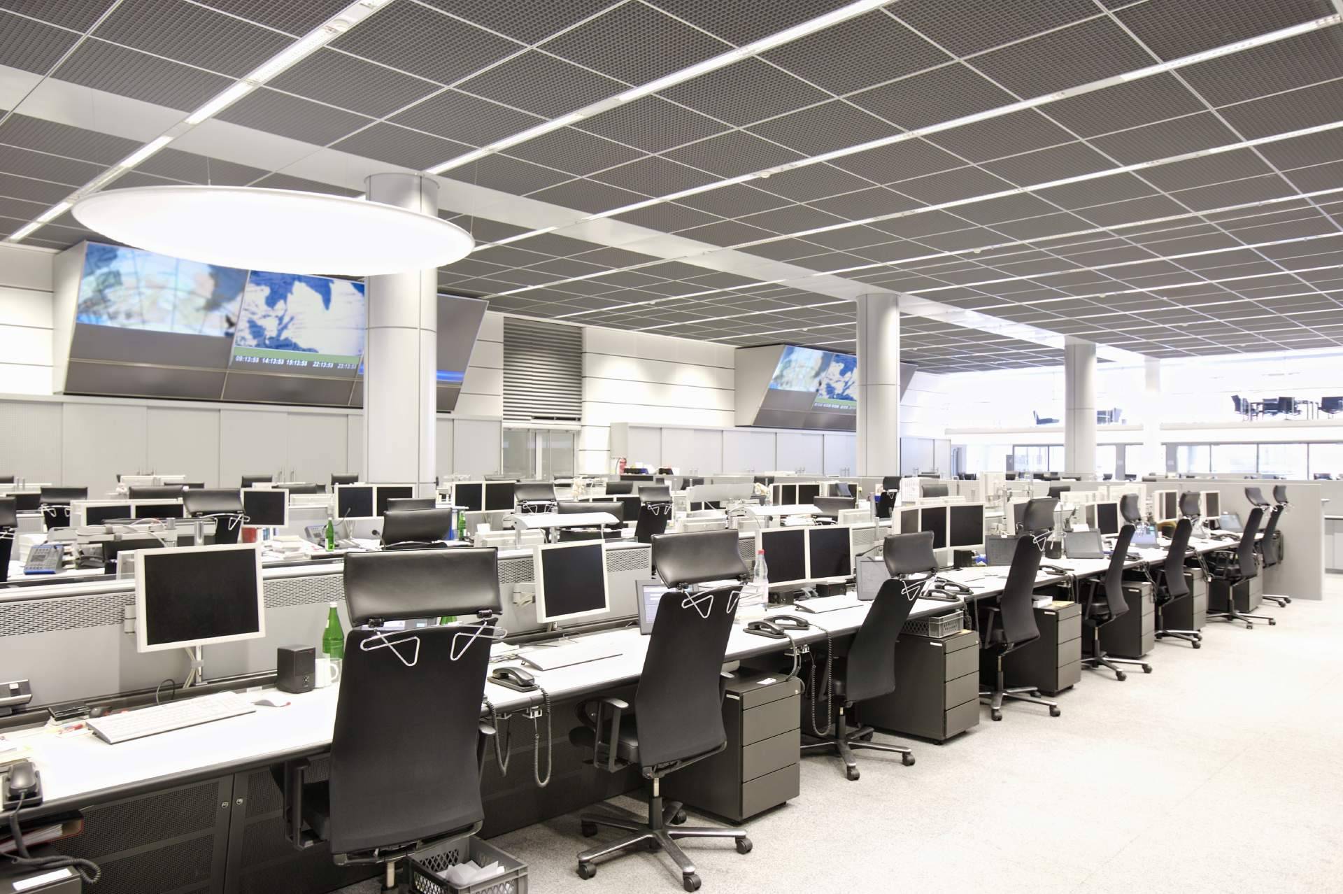 Muebles de oficina compactos y ordenadores reacondicionados para aprovechar mejor cada puesto
