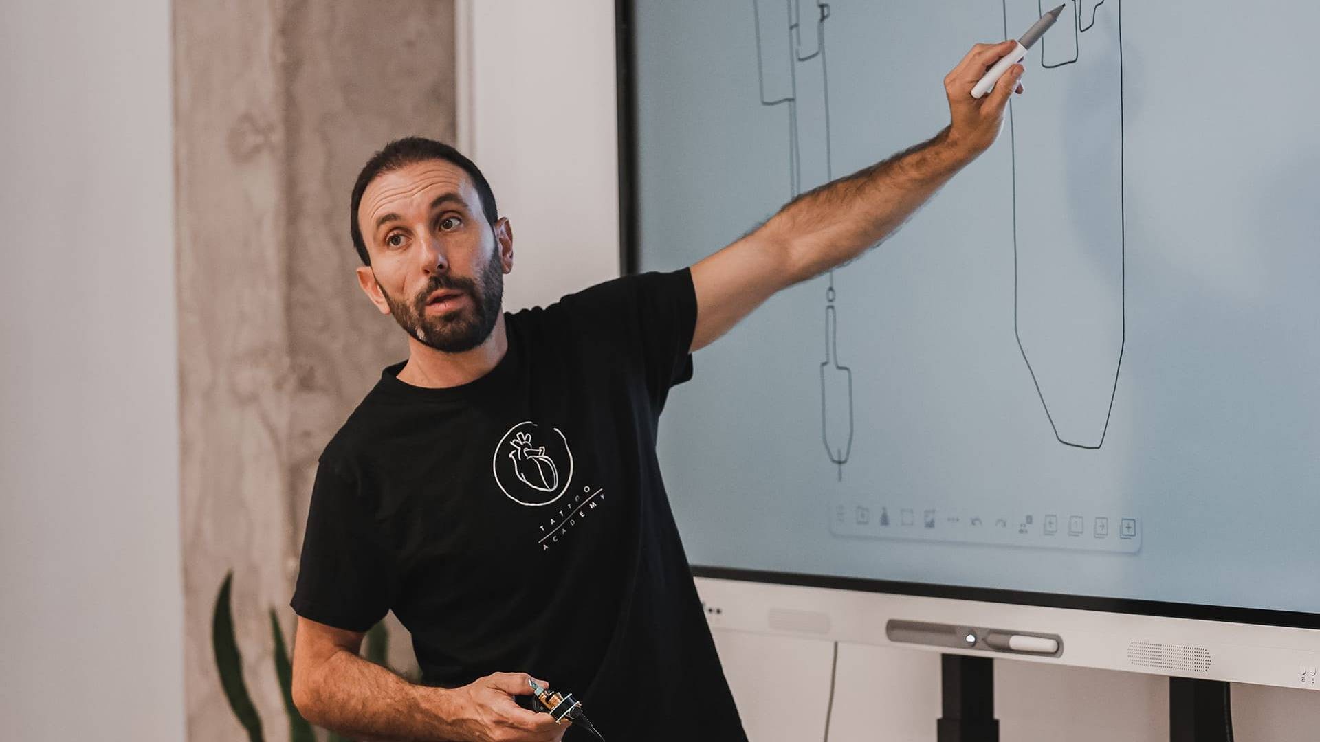 Curso de tatuaje presencial; por qué aprender a tatuar necesita práctica real