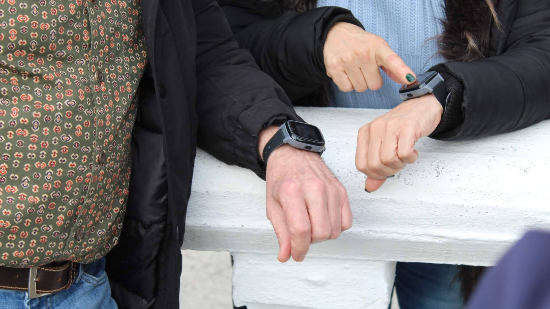 Por qué cada vez más familias recurren a relojes inteligentes para cuidar de sus mayores