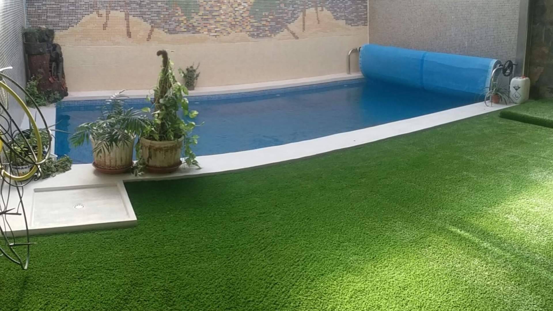 El césped artificial de Albergrass resuelve las exigencias de seguridad y confort en los entornos de las piscinas modernas