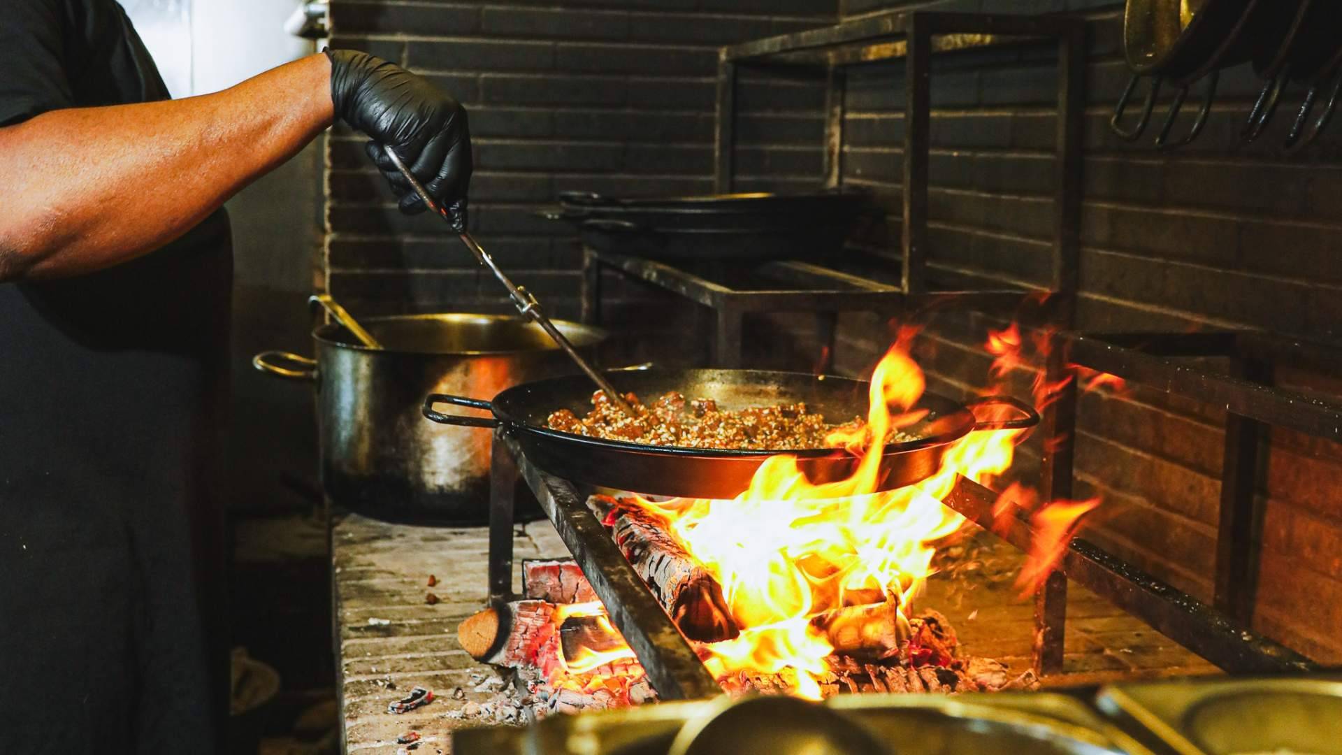 Fuego, mar y buen arroz; la nueva etapa de Barraca reivindica el placer mediterráneo sin pretensiones