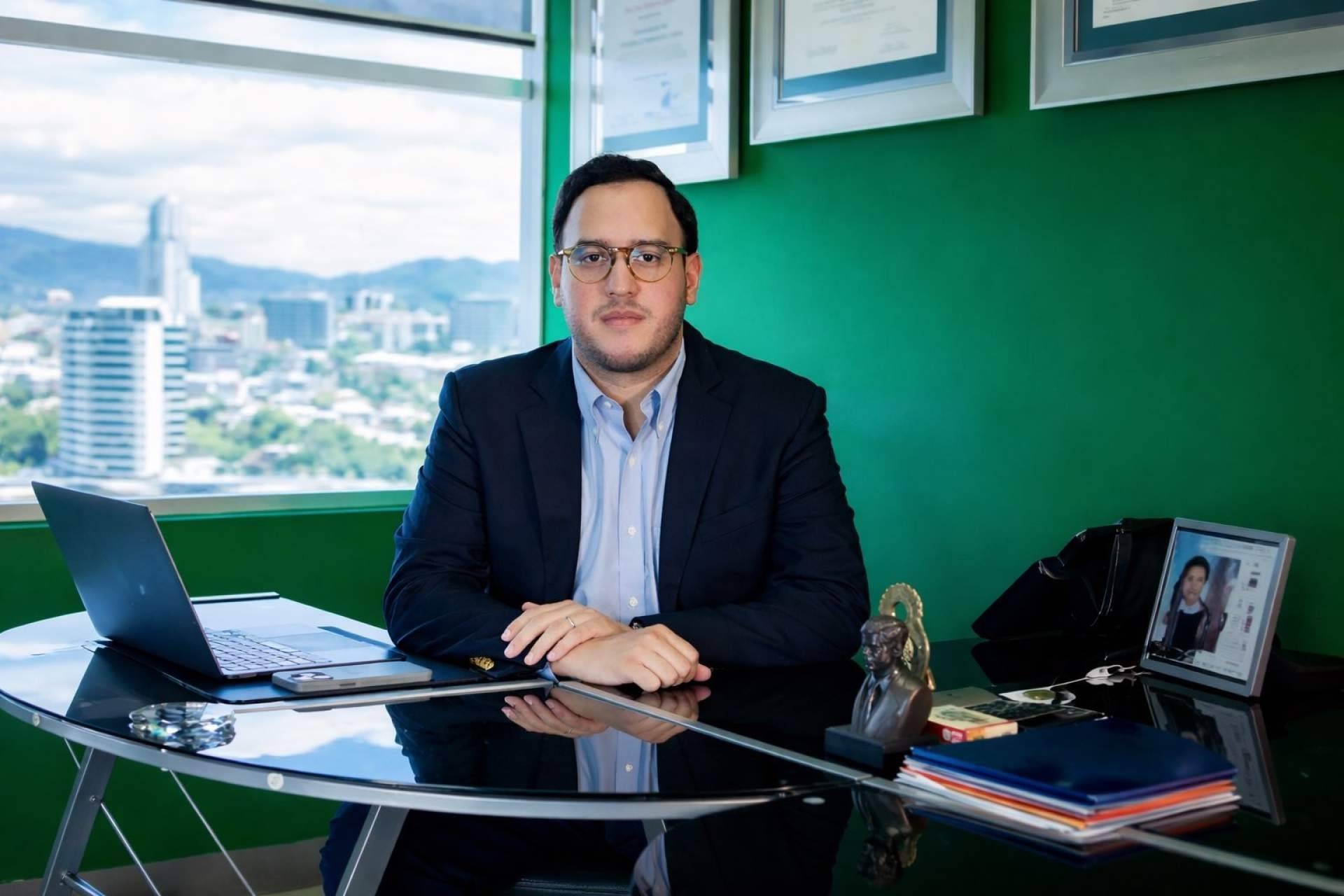 Raúl Valladares fortalece su perfil de liderazgo institucional al frente del INJUPEMP