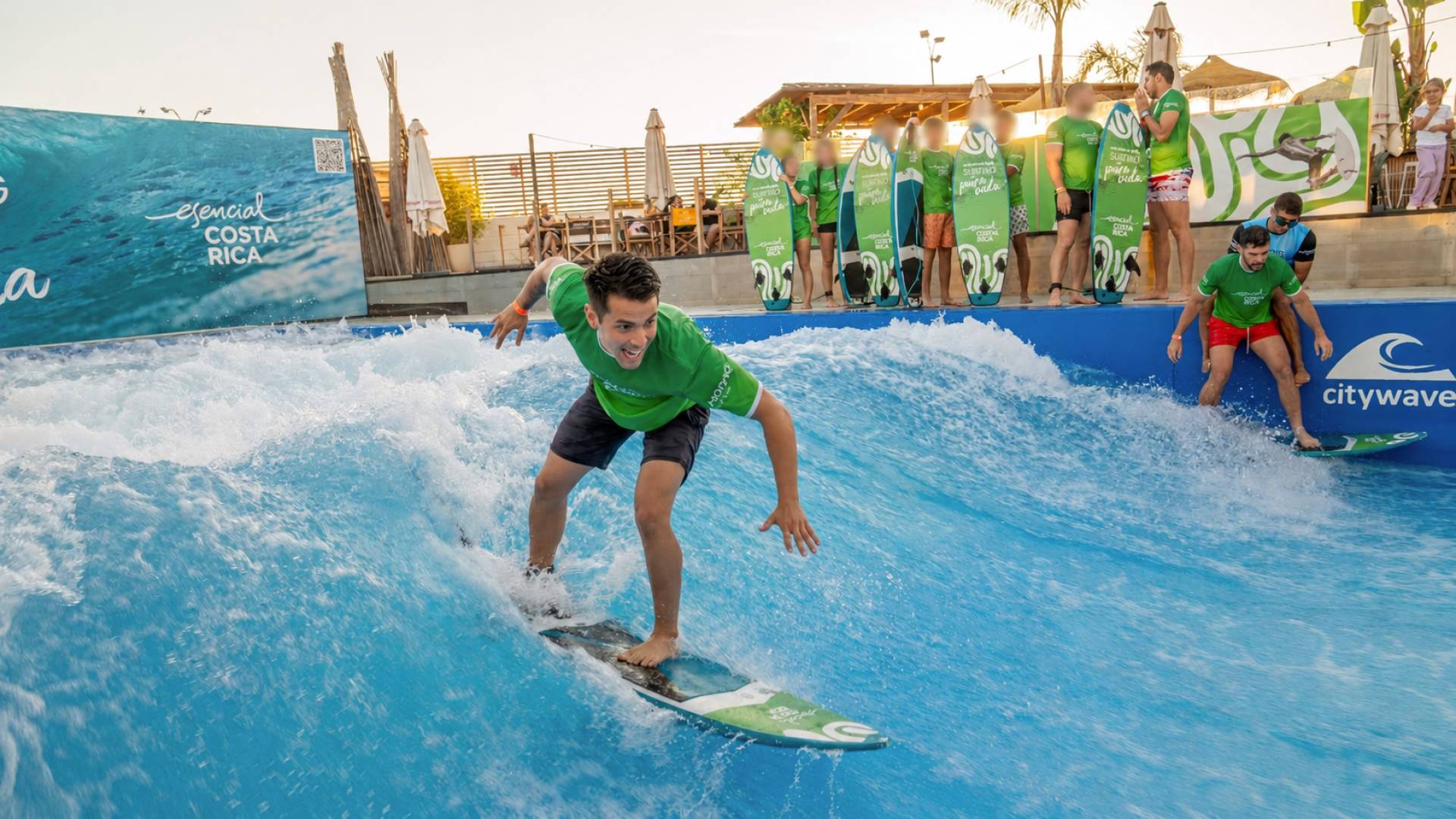 Esencial Costa Rica y Honna Surf Hub se unen para proteger los océanos
