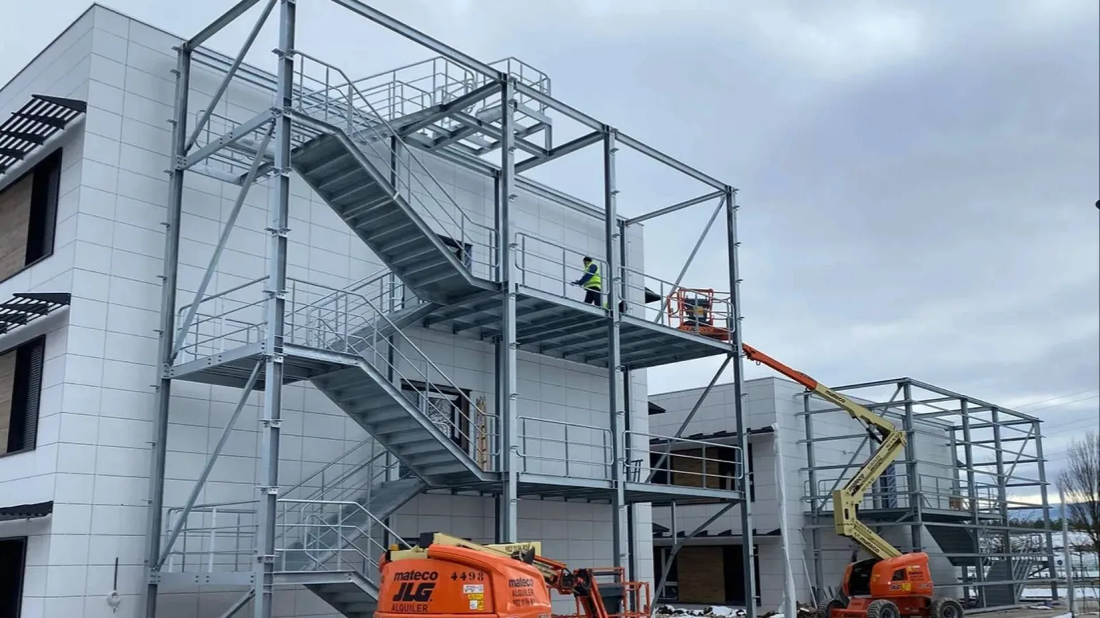 Instalaciones RPM fabrica estructuras metálicas para ascensores y escaleras adaptadas a cada proyecto