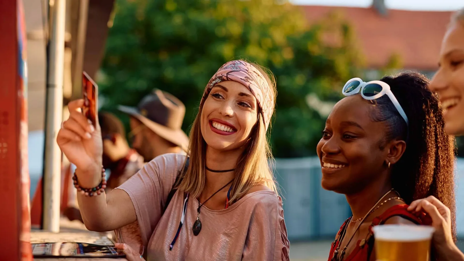 Más de la mitad del gasto en festivales se va en 'extras'; datos de plazox revelan nuevas formas de pago