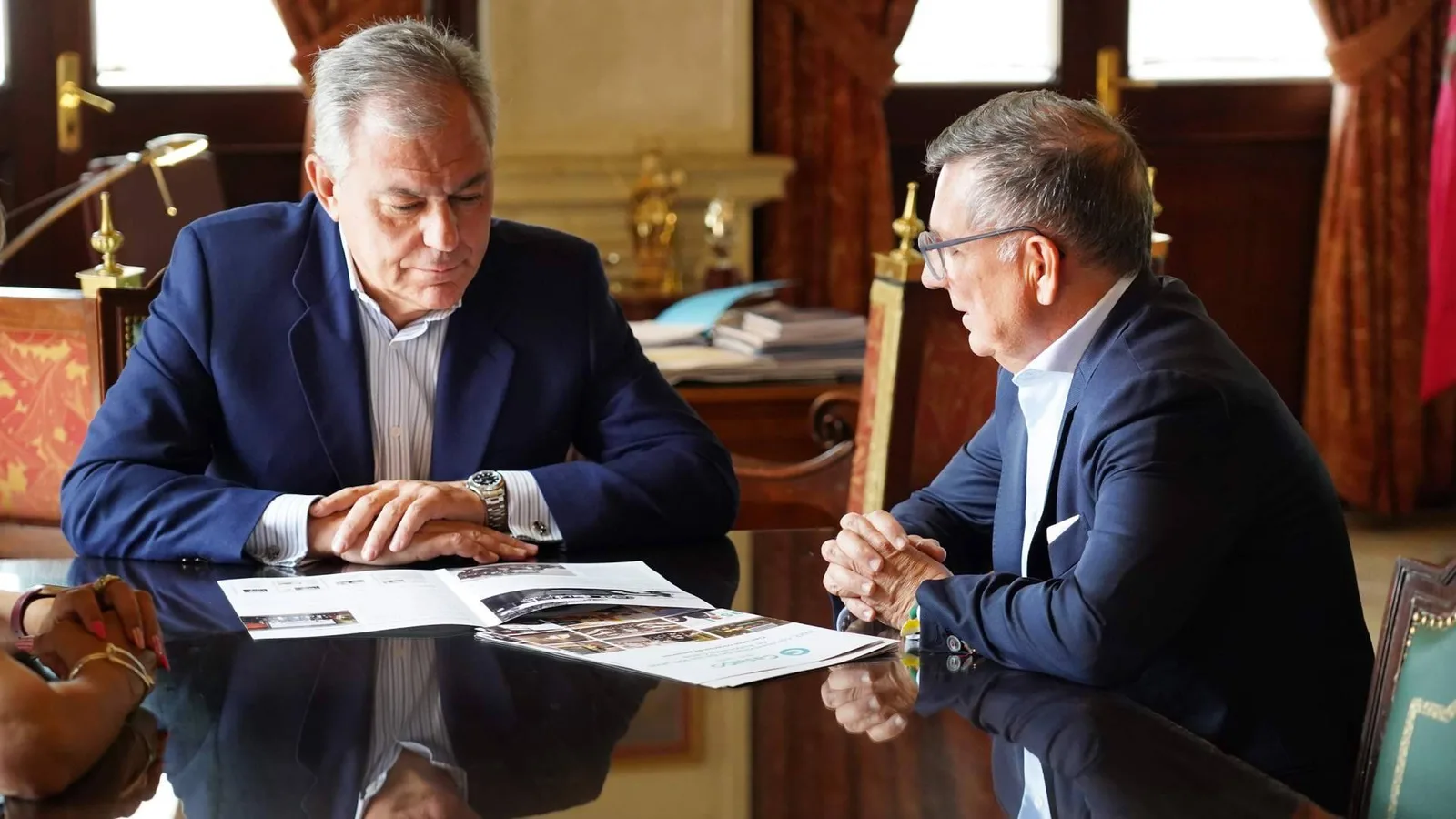 Autocares Casal presenta al alcalde el calendario conmemorativo de su centenario para 2027