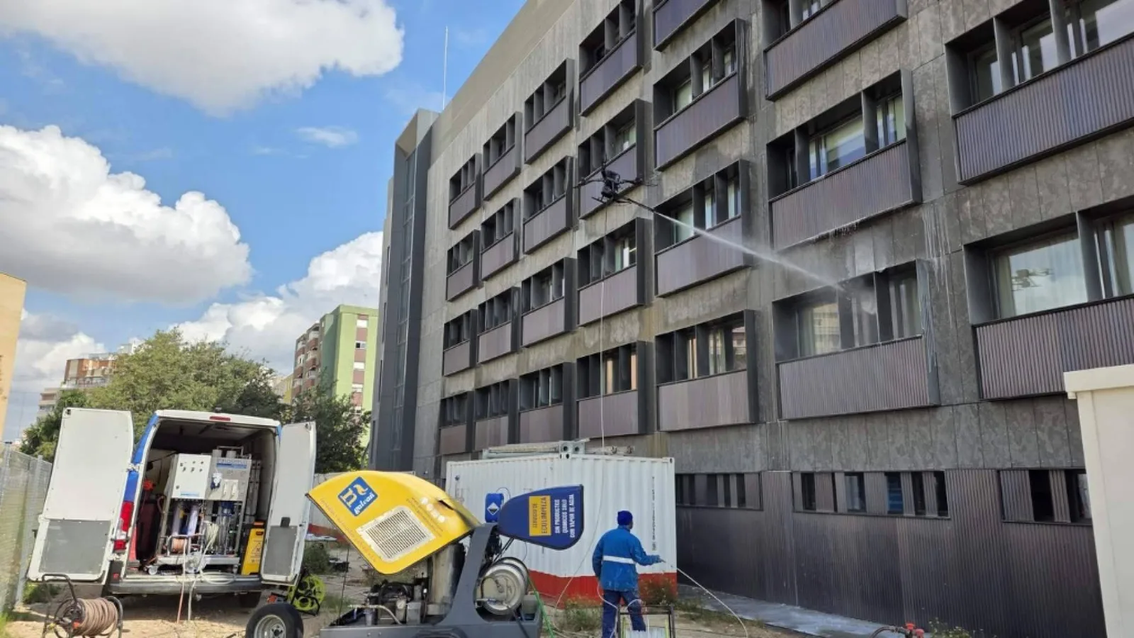 Galvañ Holding incorpora la limpieza con drones para optimizar las intervenciones en altura