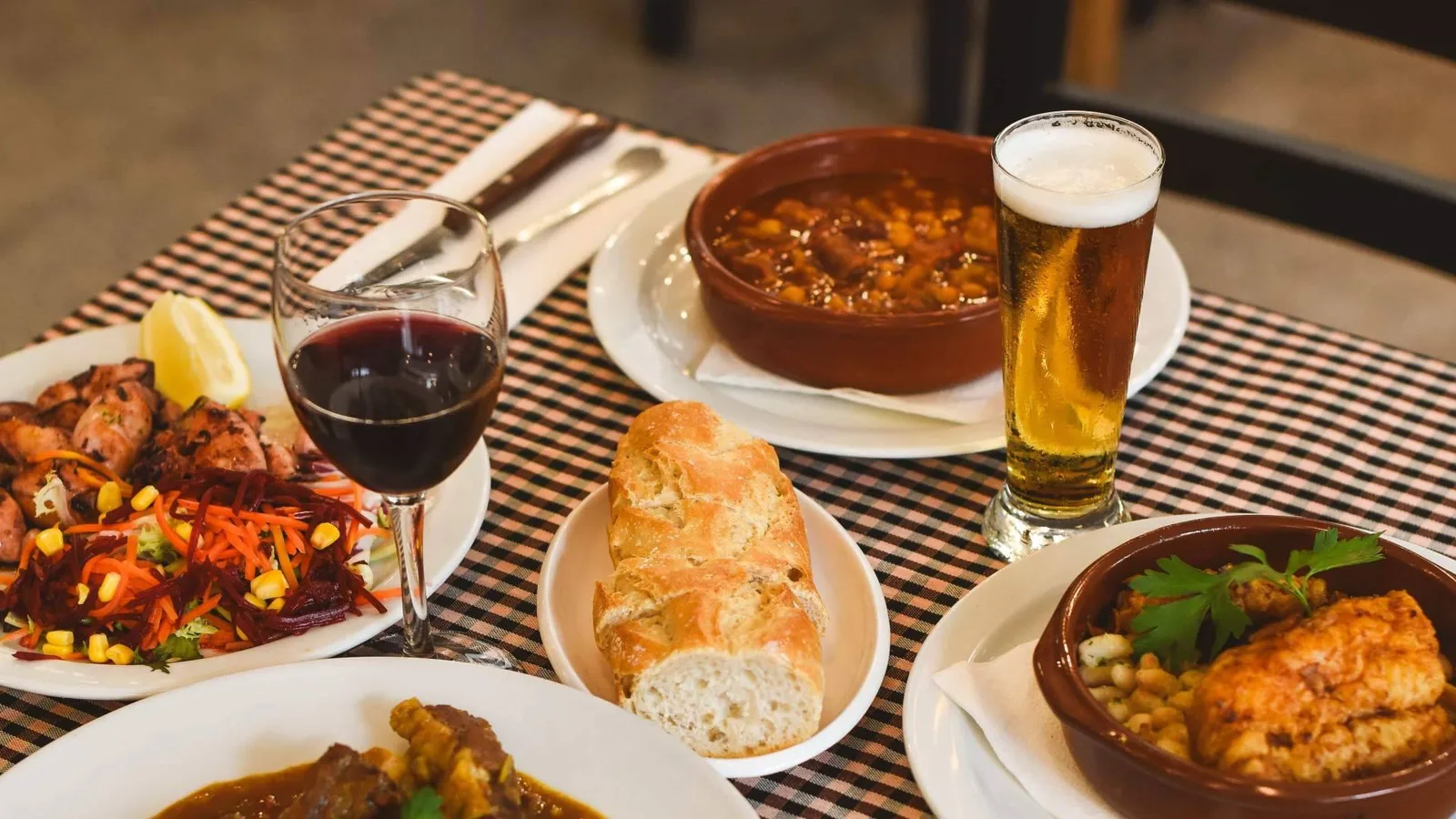 Restaurante abierto hasta tarde en Barcelona; una joya oculta en el corazón de la Barceloneta