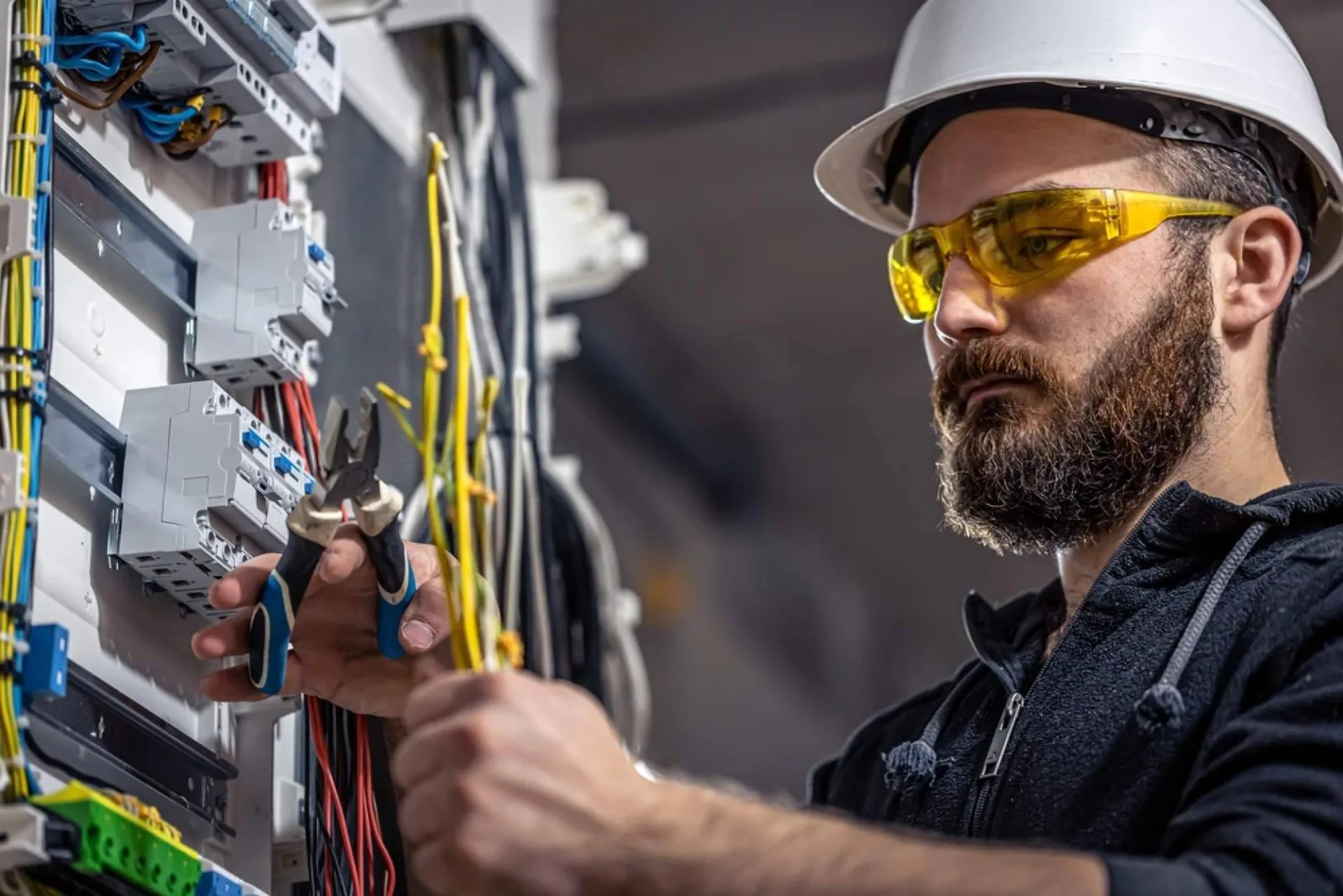 Soluciones González desarrolla trabajos de fontanería y electricidad para viviendas y negocios en Málaga