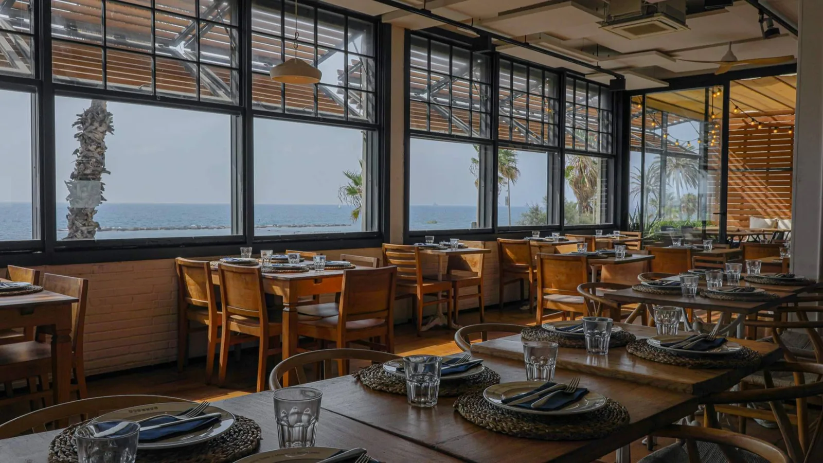 Dónde comer paella en Barcelona en agosto; Barraca, arroces y cocina mediterránea frente al mar