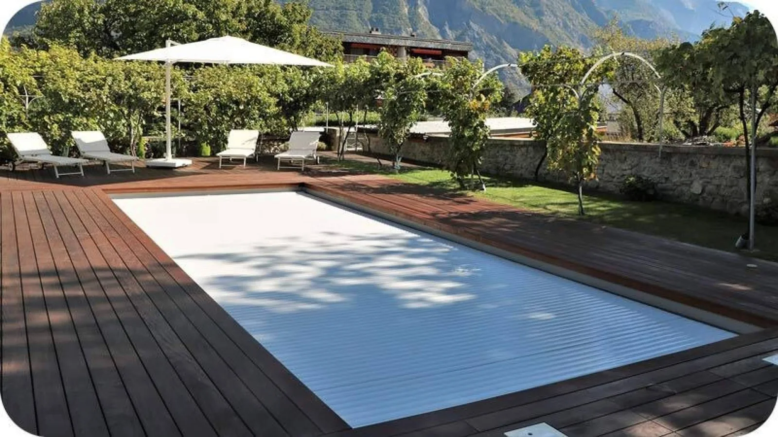 Cubrir la piscina también permite ahorrar agua, energía y tiempo de mantenimiento