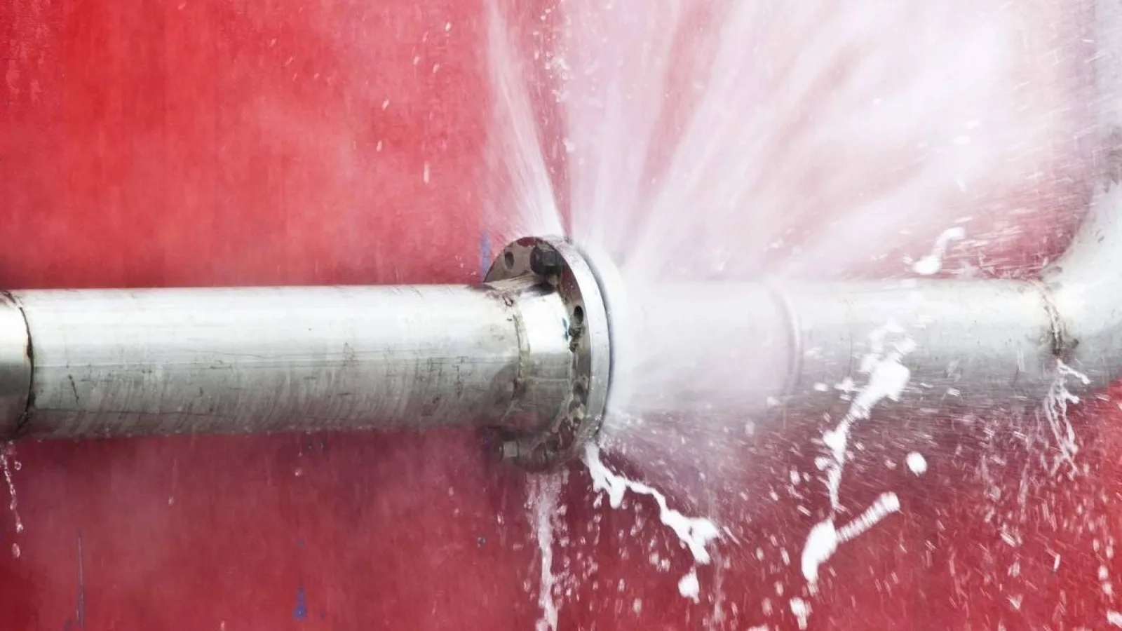 Humedad y fugas de agua; cómo el calor estival daña las tuberías